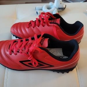 It's mens soccer shoes Umbro turf never used came small size 7.5
